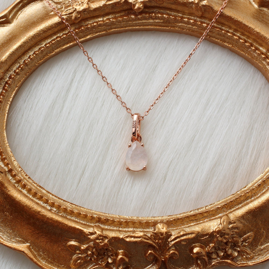 ✨ The Soft Glow of Moonstone: Why Moonstone Gemstone Gold Pendants Never Go Out of Style - Chainstones
