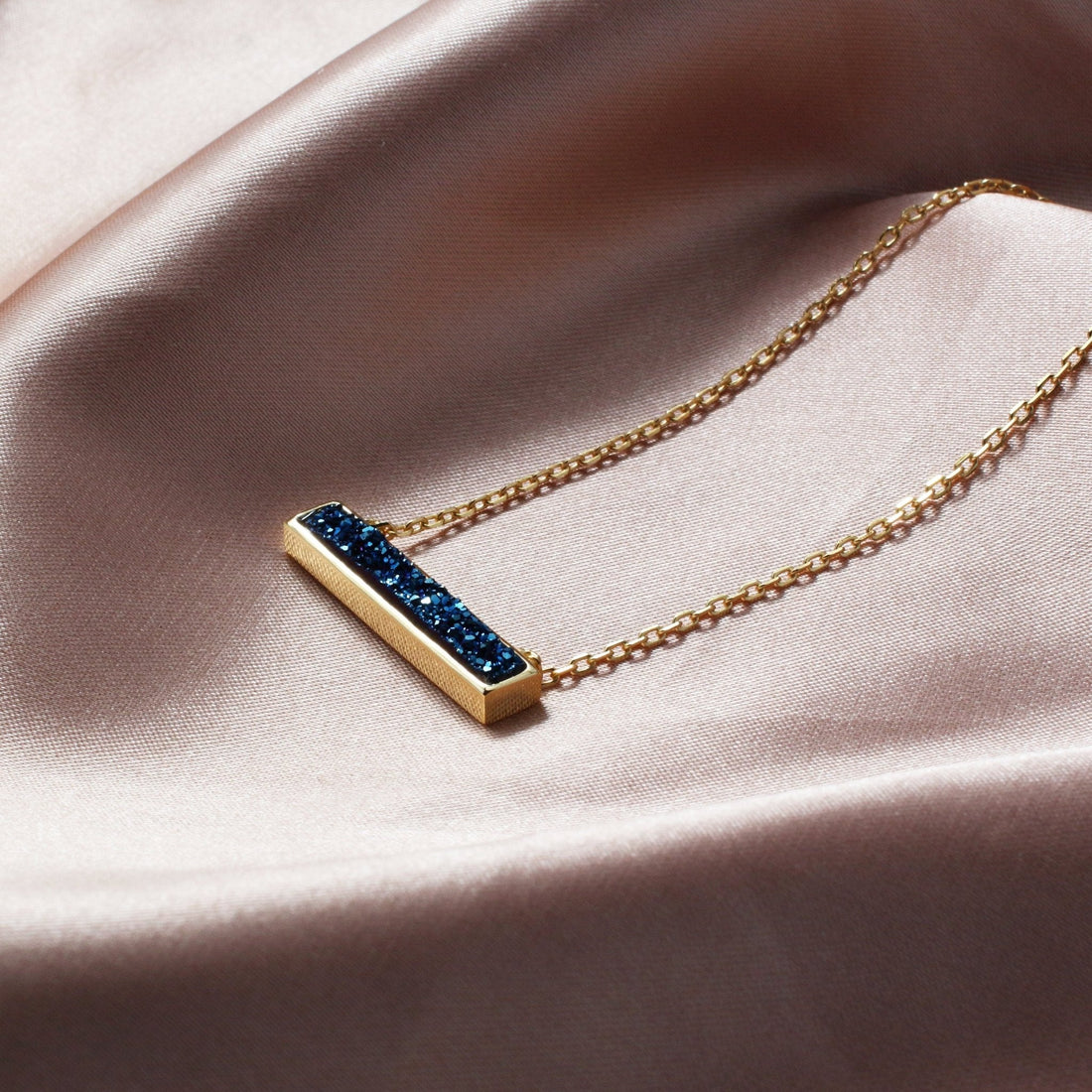 What Is Druzy Quartz? A Buyer’s Guide to Sparkle, Color & Care - Chainstones
