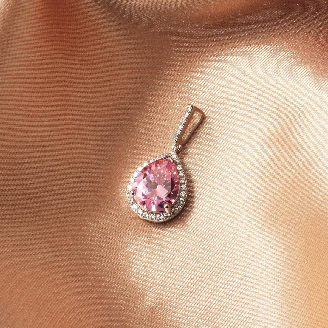 Gold-Tone vs. Silver-Tone Gemstone Jewelry: How to Choose - Chainstones